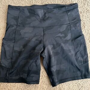 Lululemon size 10 Women's Black Camouflage Shorts with pockets